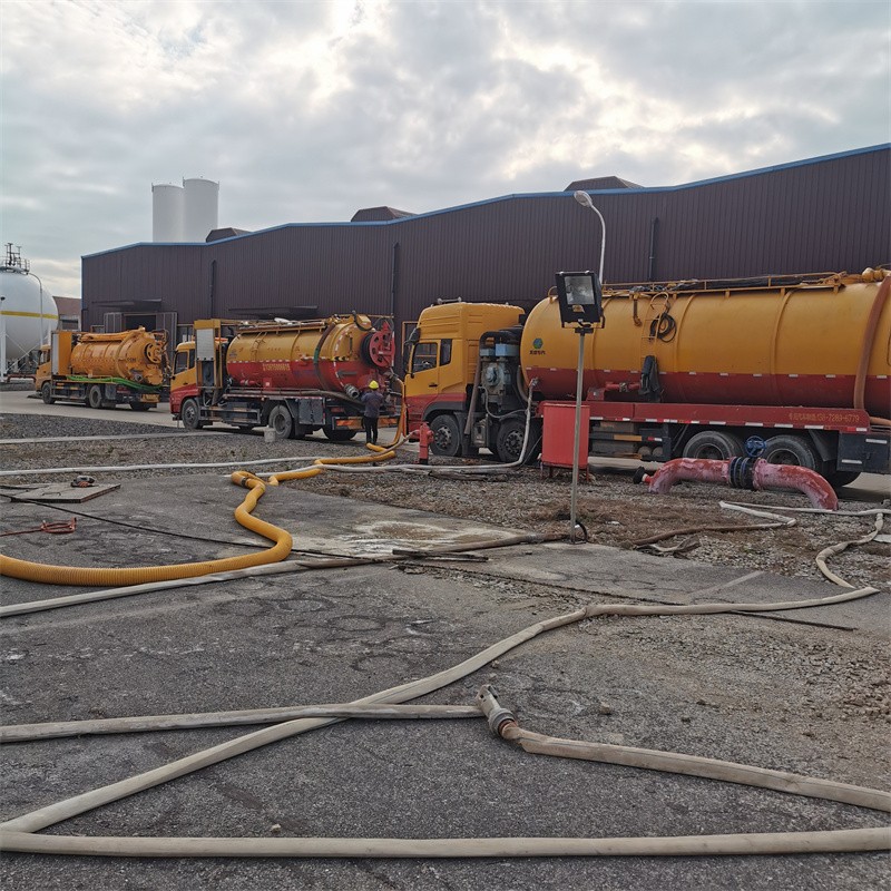 文教镇污水池清理