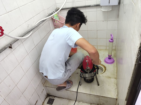 文教镇管道堵塞冒臭气 专业师傅现场解决问题